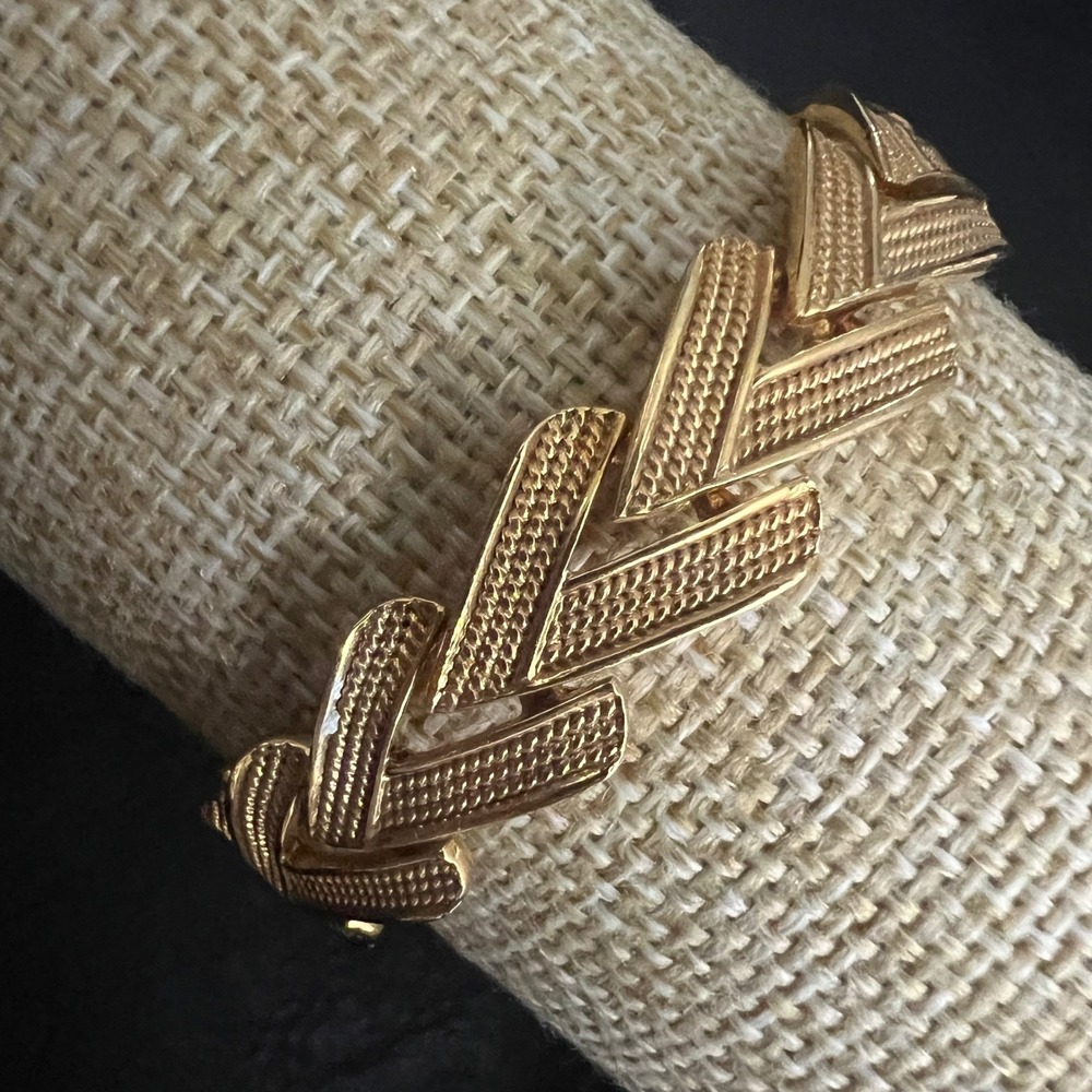 Nina Ricci Vintage Gold Tone Textured Chevron Link Bracelet 7.5 Inch Old Money